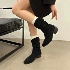 حذاء عالي مطوي